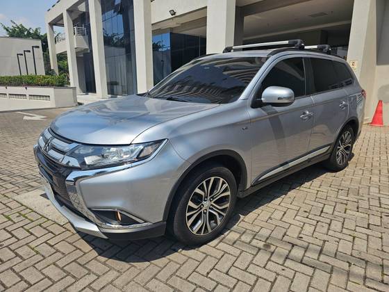 MITSUBISHI OUTLANDER 3.0 GT 4X4 V6 24V GASOLINA 4P AUTOMÁTICO